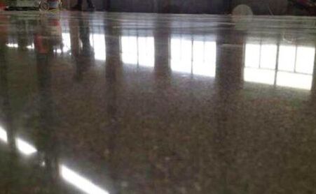 固化劑地坪和水磨石的性能特點各是什么？